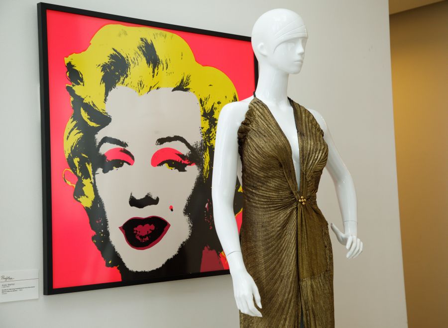 Una exposición en el Paley Center de Beverly Hills, California, muestra fotos y vestidos de la actriz Marilyn Monroe.