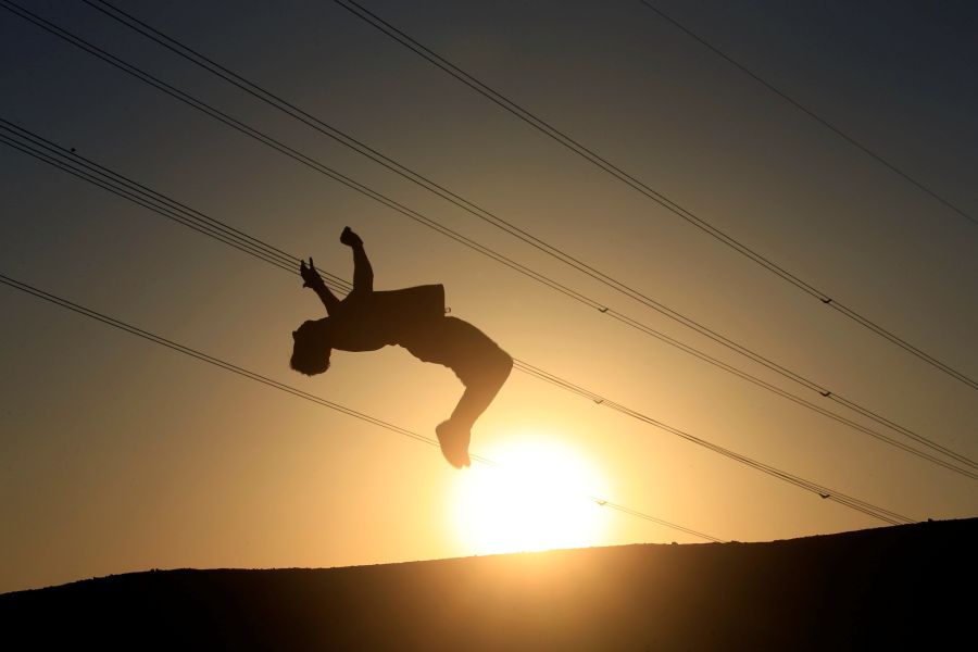 Jóvenes iraquíes practican sus movimientos de parkour en Najaf. La ciudad es un centro de peregrinación para todo el mundo islámico. Solamente La Meca y Medina reciben la visita de más peregrinos musulmanes.