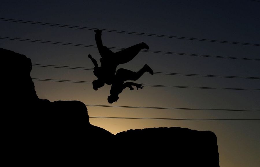 Jóvenes iraquíes practican sus movimientos de parkour en Najaf. La ciudad es un centro de peregrinación para todo el mundo islámico. Solamente La Meca y Medina reciben la visita de más peregrinos musulmanes.