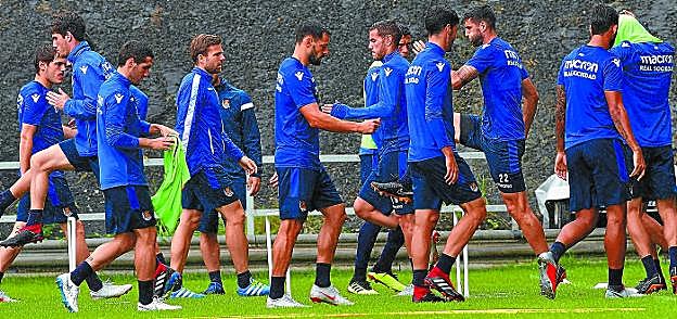 Preparados. Los jugadores de la Real se ejercitan ayer en Zubieta durante el último entrenamiento para preparar el encuentro ante el Villarreal.