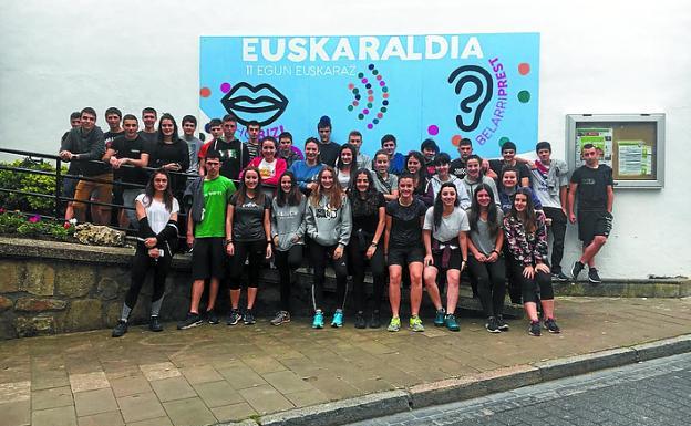 Euskaraldia. Comisión y autores ante el mural. 