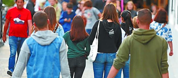 Grupos de chicas pasean por Donostia en una Semana Grande que se ha visto empañada por las denuncias de abusos sexuales.