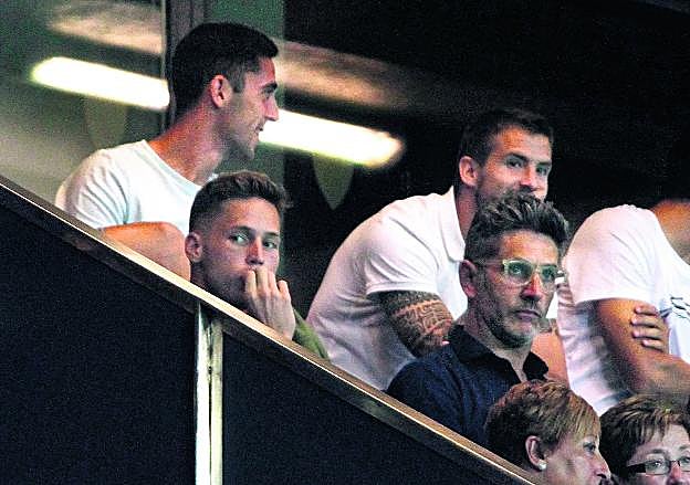 Remiro, anoche con gesto serio en el palco de San Mamés. 