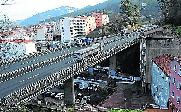 Imagen principal - Por sus puentes los conoceréis la historia de Gipuzkoa