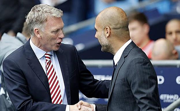 Moyes saluda a Guardiola. 
