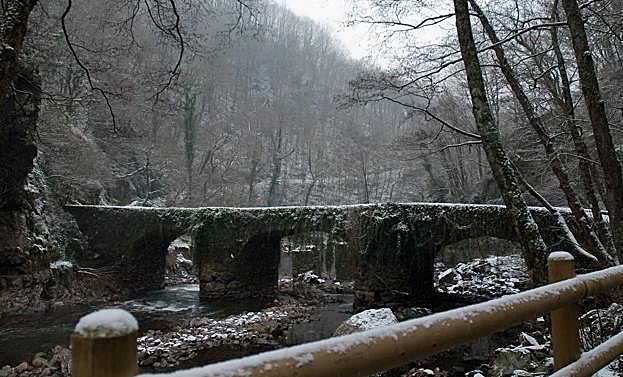 Imagen principal - Por sus puentes los conoceréis la historia de Gipuzkoa