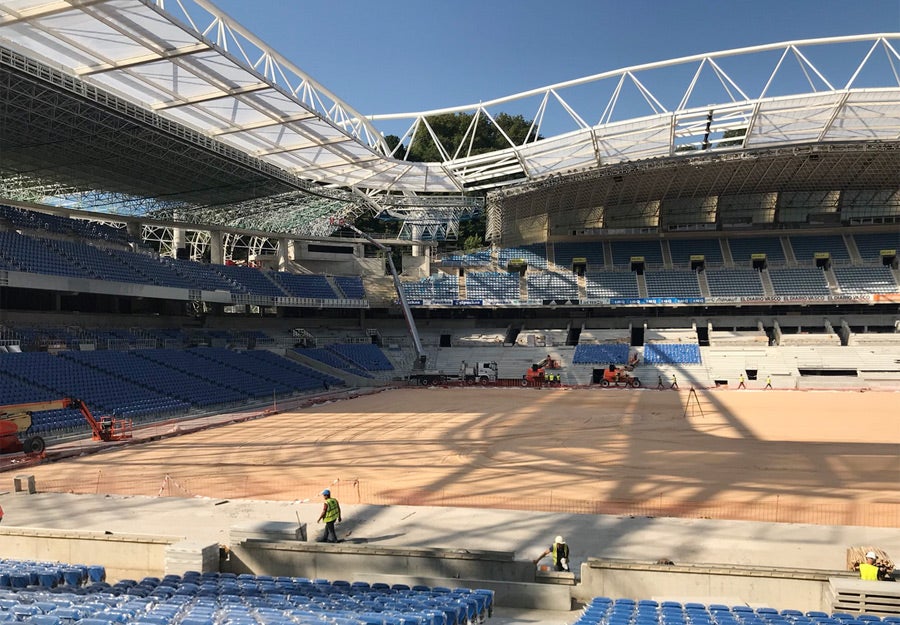 Desde la zona inferior de la grada Este se ve cómo queda el material azul que recubrirá el estadio, ya colocado parcialmente sobre la grada Sur. (Luis Azkune).