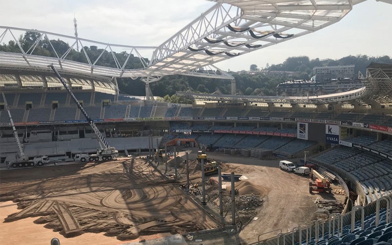 El estadio de Anoeta va tomando forma. Este miércoles se trabajaba a fondo en el terreno de juego con una nueva capa que albergará próximamente el césped. (Luis Azkune).
