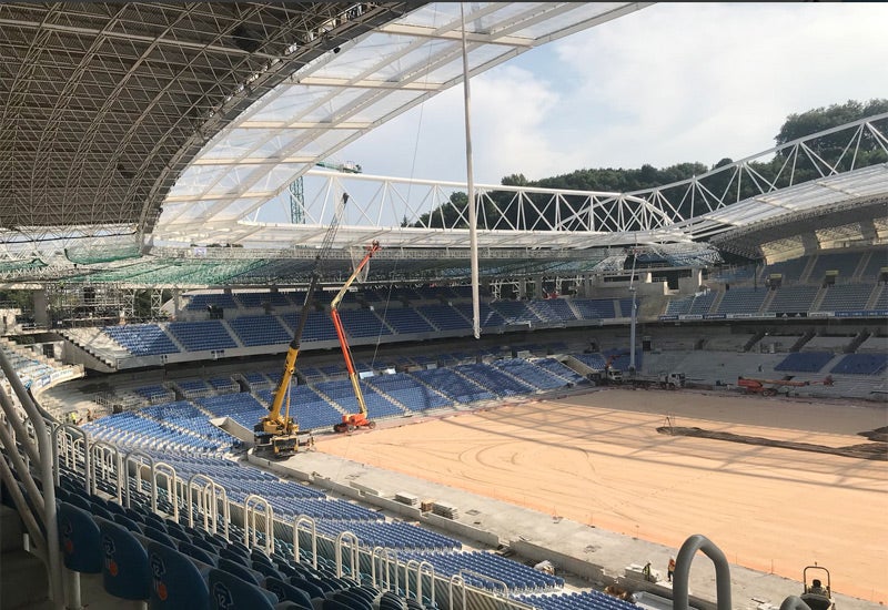 La cubierta de la grada sur prácticamente completada mientras se trabaja en la zona del videomarcador, en la izquierda. (Luis Azkune).