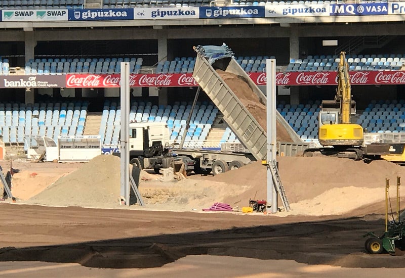 El estadio de Anoeta va tomando forma. Este miércoles se trabajaba a fondo en el terreno de juego con una nueva capa que albergará próximamente el césped (Luis Azkune).