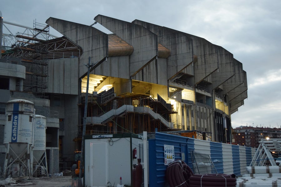 El estadio de Anoeta va tomando un aspecto diferente, también en su exterior, donde la evolución es notable gracias a unos trabajos que no paran de noche.