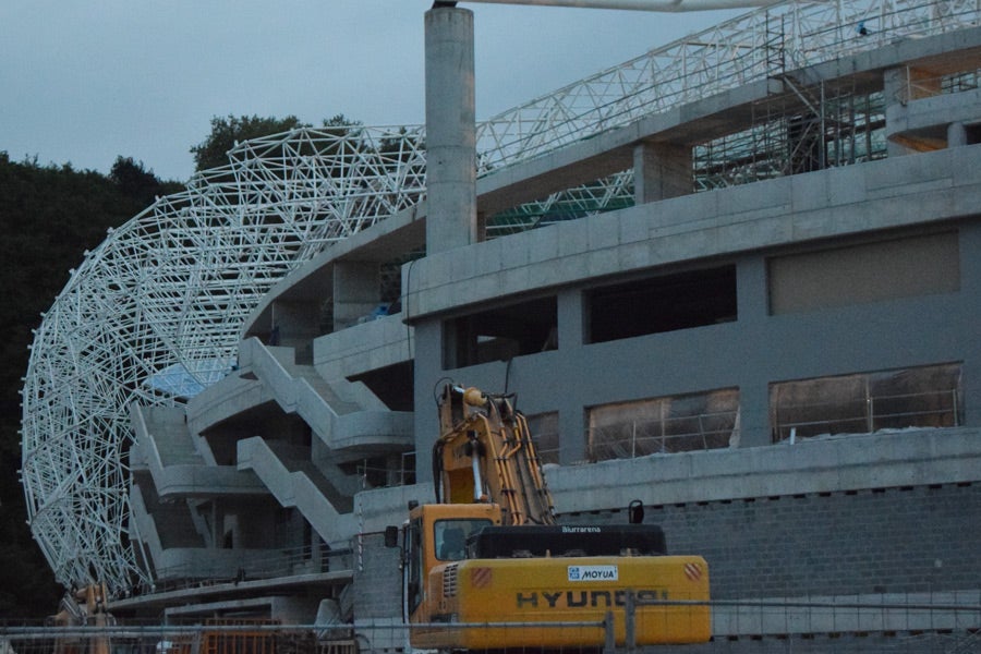 El estadio de Anoeta va tomando un aspecto diferente, también en su exterior, donde la evolución es notable gracias a unos trabajos que no paran de noche.