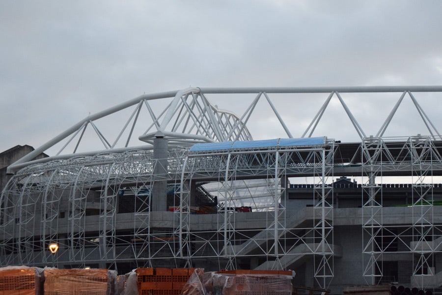 El estadio de Anoeta va tomando un aspecto diferente, también en su exterior, donde la evolución es notable gracias a unos trabajos que no paran de noche.