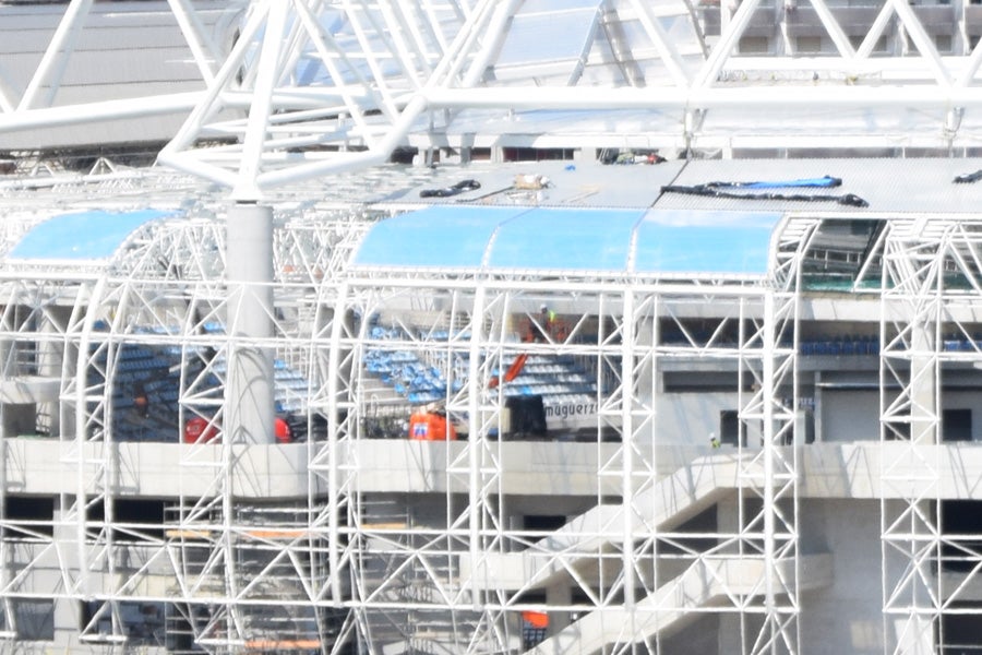 El recubrimiento azul visto este miércoles desde el exterior.