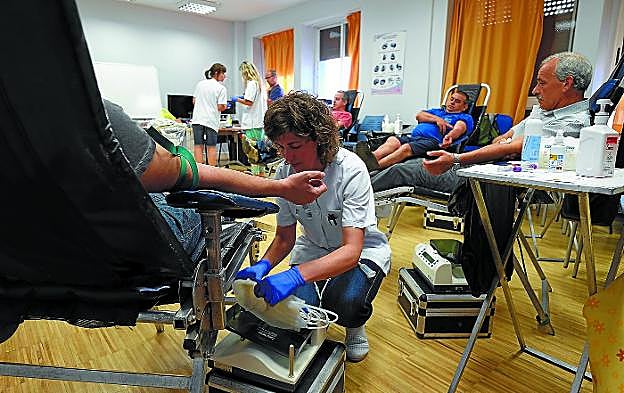Donación. La segunda planta del ambulatorio acoge la unidad móvil de donación de sangre en Eibar.