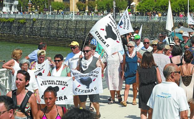 Movilización. La demanda por los presos se repite también en agosto, como en este acto ante las playas en San Sebastián. 