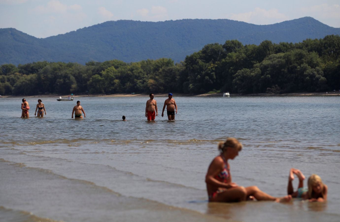 El seco y caluroso verano que está sufriendo Europa unido a la escasez de lluvias en Austria y Alemania ha dejado unos niveles de agua en el Danubio inusualmente bajos. 20 buques de pasajeros esperan en el puerto de Viena a que las lluvias previstas para el fin de semana les permitan continuar su trayecto.