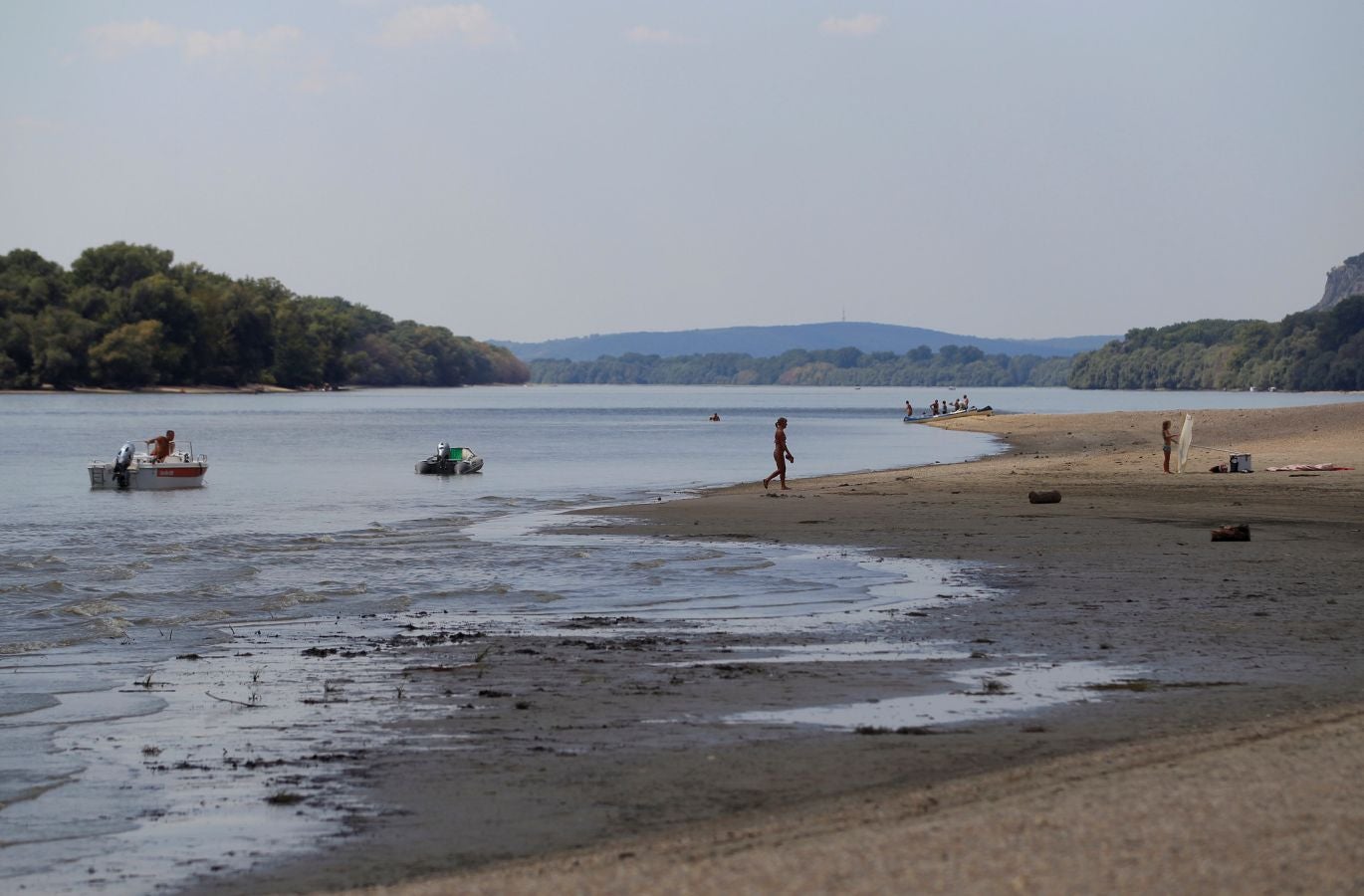 El seco y caluroso verano que está sufriendo Europa unido a la escasez de lluvias en Austria y Alemania ha dejado unos niveles de agua en el Danubio inusualmente bajos. 20 buques de pasajeros esperan en el puerto de Viena a que las lluvias previstas para el fin de semana les permitan continuar su trayecto.