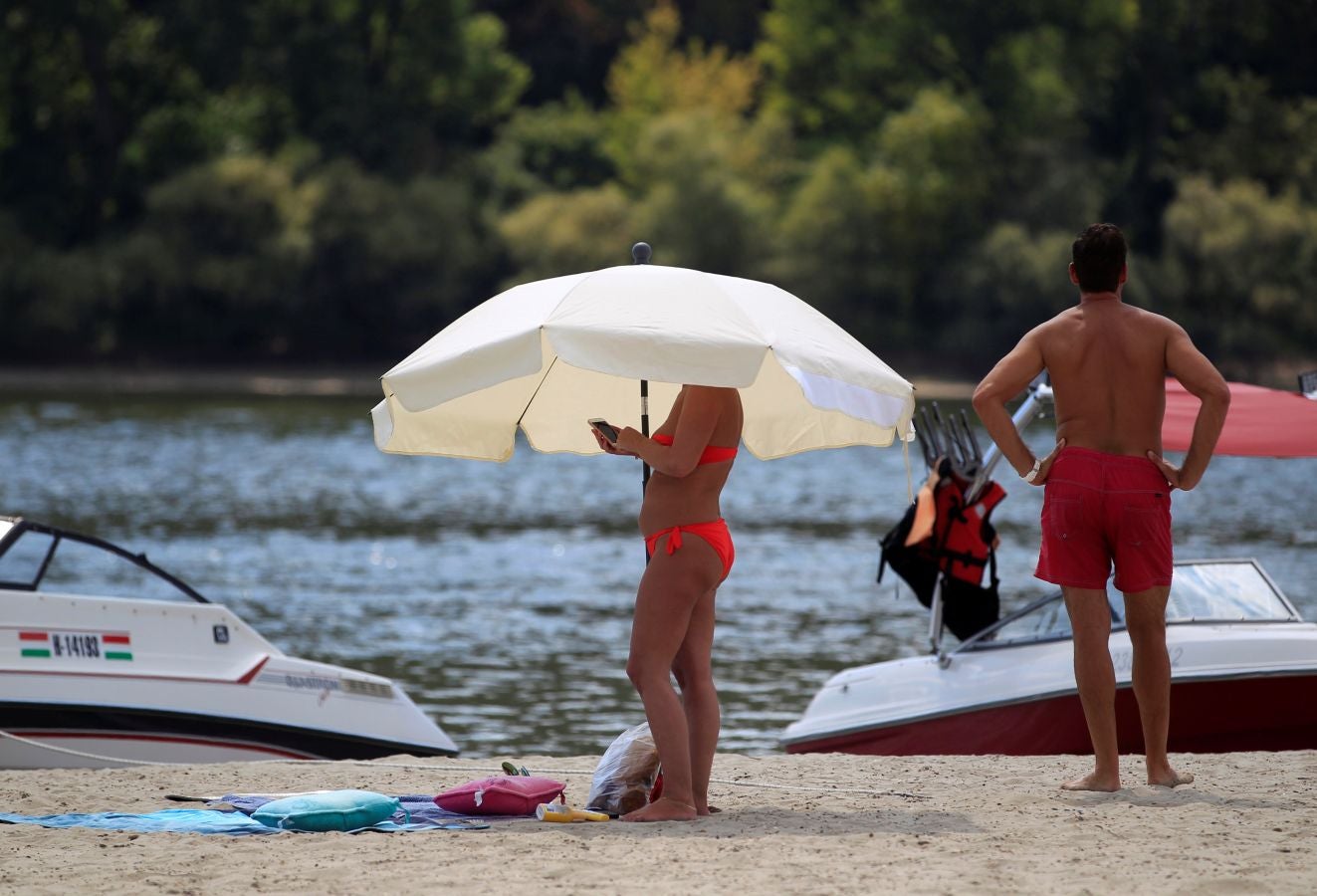 El seco y caluroso verano que está sufriendo Europa unido a la escasez de lluvias en Austria y Alemania ha dejado unos niveles de agua en el Danubio inusualmente bajos. 20 buques de pasajeros esperan en el puerto de Viena a que las lluvias previstas para el fin de semana les permitan continuar su trayecto.