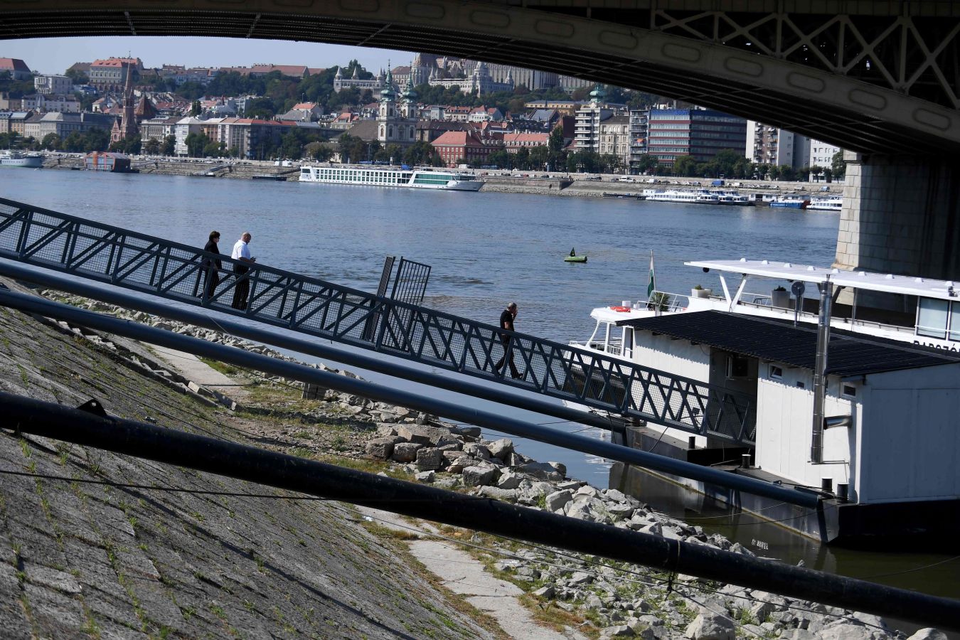 El seco y caluroso verano que está sufriendo Europa unido a la escasez de lluvias en Austria y Alemania ha dejado unos niveles de agua en el Danubio inusualmente bajos. 20 buques de pasajeros esperan en el puerto de Viena a que las lluvias previstas para el fin de semana les permitan continuar su trayecto.