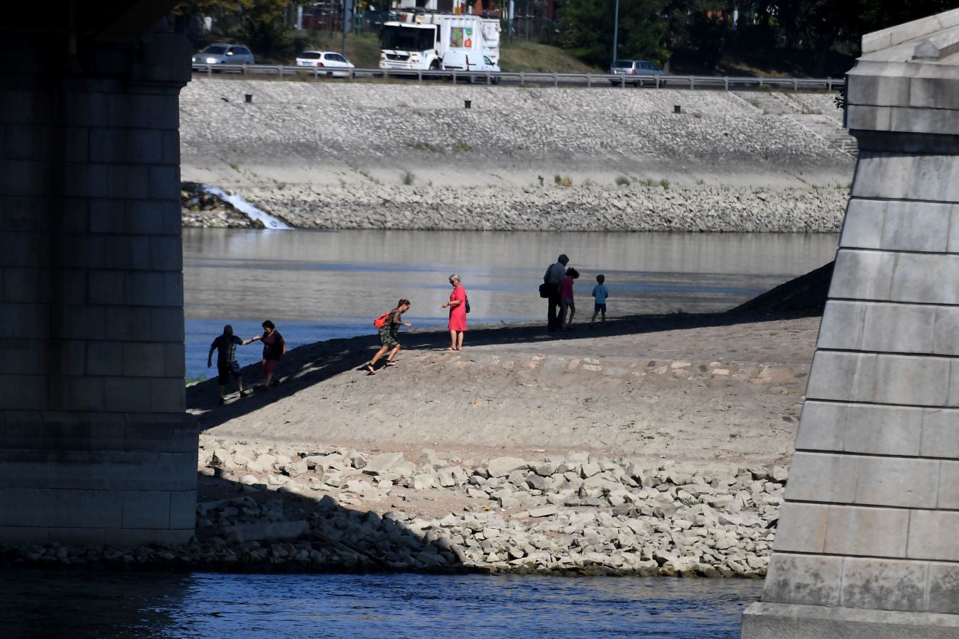 El seco y caluroso verano que está sufriendo Europa unido a la escasez de lluvias en Austria y Alemania ha dejado unos niveles de agua en el Danubio inusualmente bajos. 20 buques de pasajeros esperan en el puerto de Viena a que las lluvias previstas para el fin de semana les permitan continuar su trayecto.
