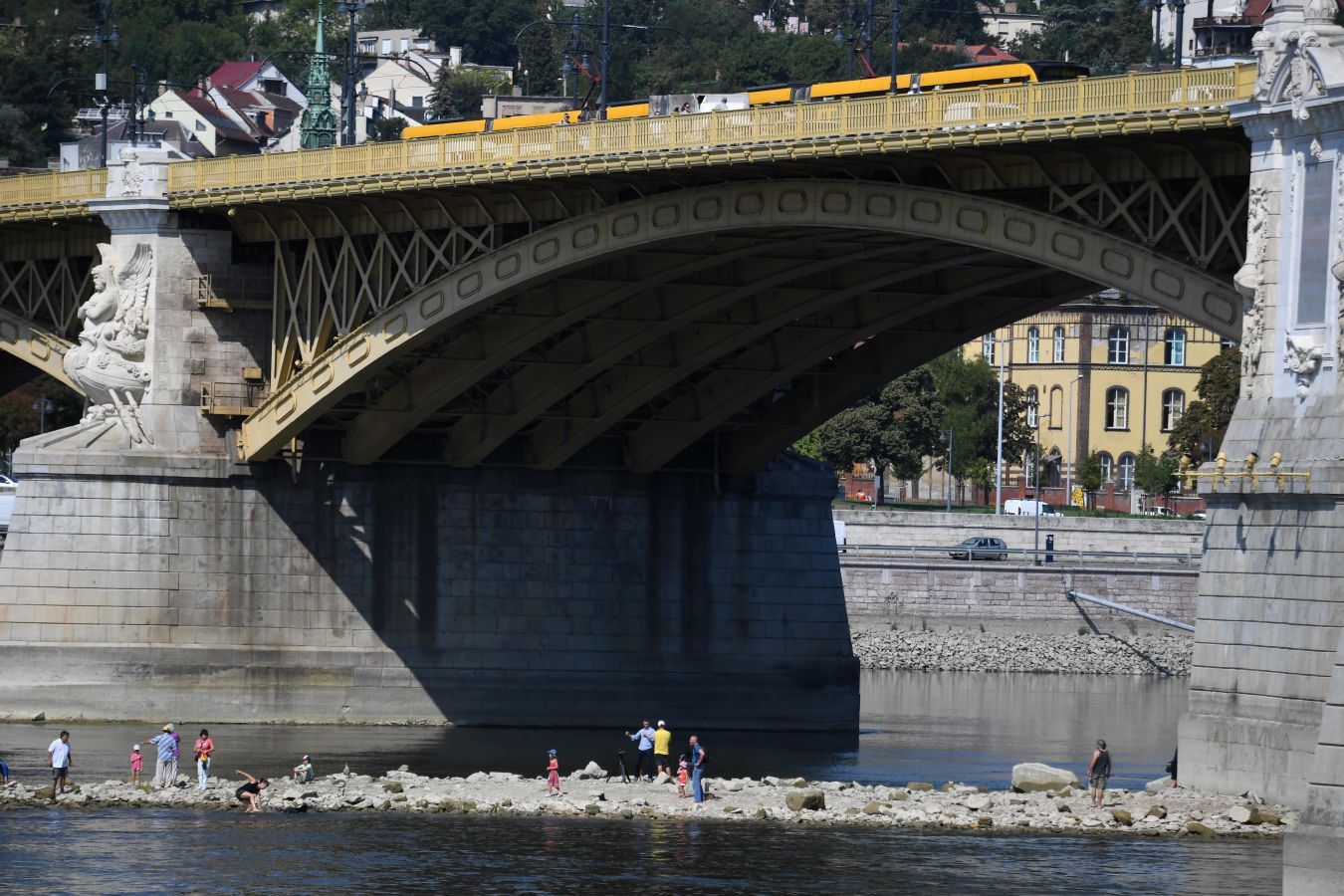 El seco y caluroso verano que está sufriendo Europa unido a la escasez de lluvias en Austria y Alemania ha dejado unos niveles de agua en el Danubio inusualmente bajos. 20 buques de pasajeros esperan en el puerto de Viena a que las lluvias previstas para el fin de semana les permitan continuar su trayecto.