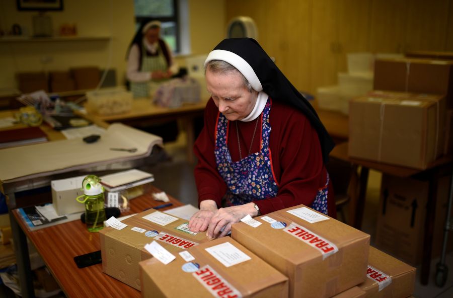 Las hermanas Petra Maria e Ivana del monasterio San Alfonso de Dublin preparan ostias para la visita del Papa Francisco a Irlanda prevista para este fin de semana