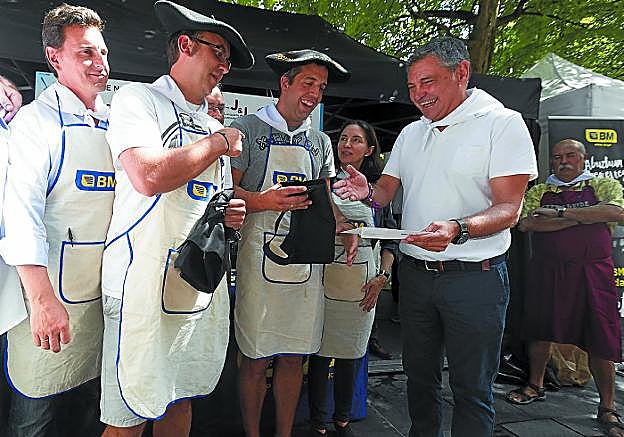 Los ganadores reciben las txapelas que les reconocen con el título de 'mejor marmitako 2018'. 
