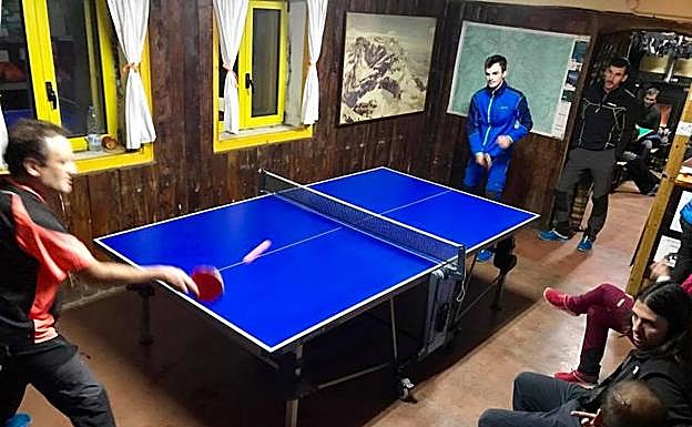 Jugando un partido de tenis de mesa a más de 2.000 metros de altitud. Increíble pero cierto.