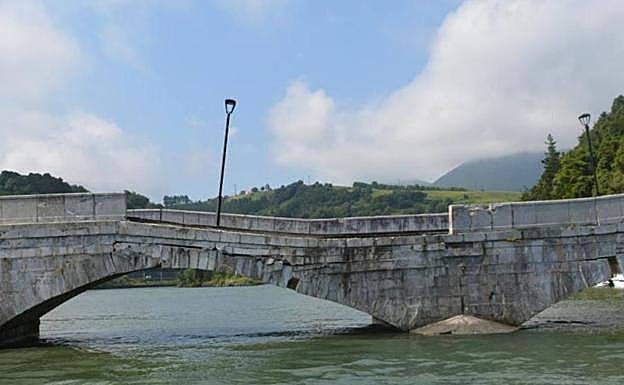 El puente colapsado que une Mutriku y Deba se reconstruirá piedra a piedra
