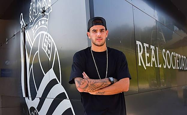 Theo Hernández posa ayer en Zubieta después del entrenamiento matinal.