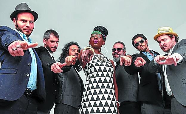 La cantante Shirley Davis y los componentes de la banda The Silverbacks estarán mañana en Irun.