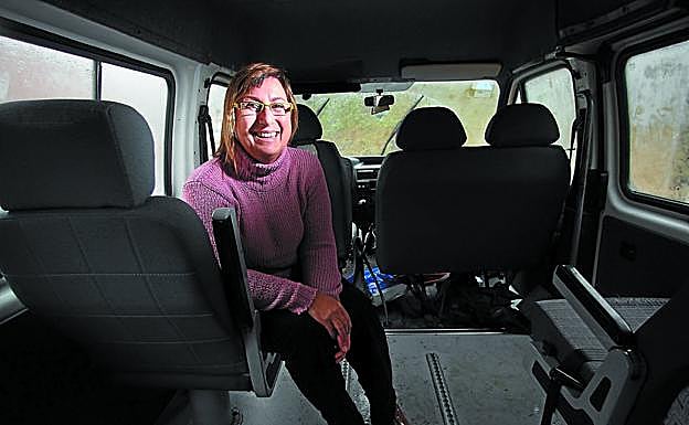 A demanda. Karmele Tolosa, conductora de la furgoneta adaptada del transporte rural. 