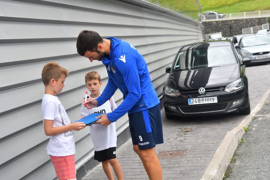 La plantilla de la Real, menos los lesionados y De La Bella, que está pendiente de solucionar su futuro, se ha entrenado en una sesión matutina en Zubieta.