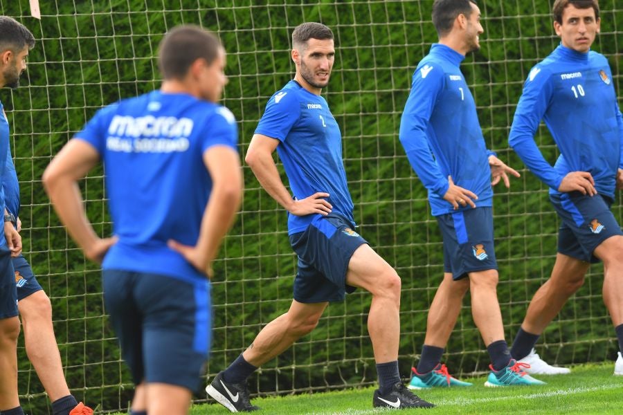 La plantilla de la Real, menos los lesionados y De La Bella, que está pendiente de solucionar su futuro, se ha entrenado en una sesión matutina en Zubieta.