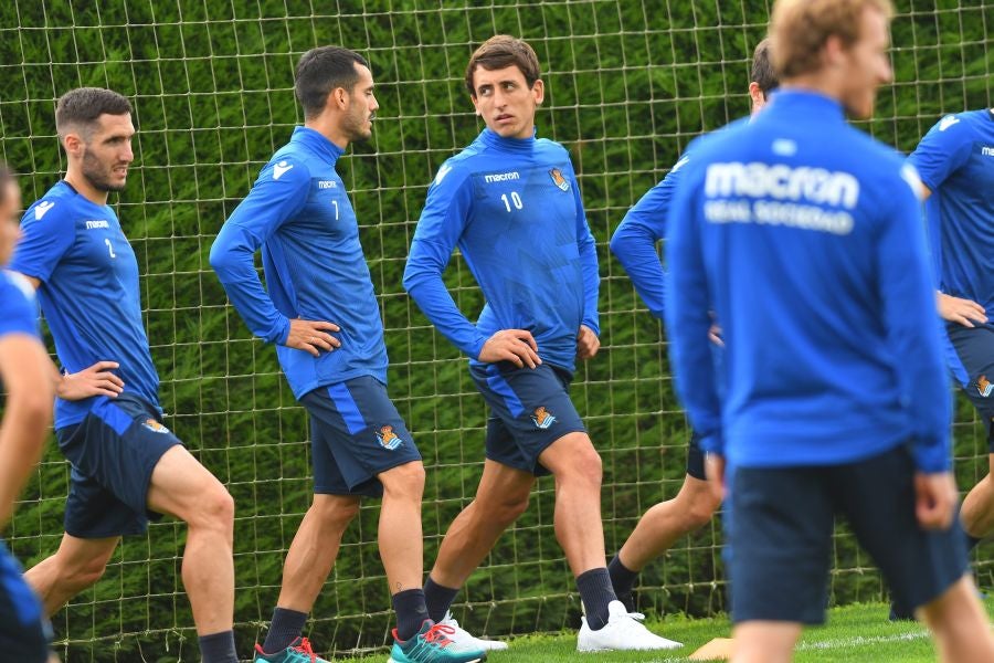 La plantilla de la Real, menos los lesionados y De La Bella, que está pendiente de solucionar su futuro, se ha entrenado en una sesión matutina en Zubieta.