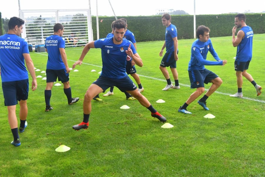 La plantilla de la Real, menos los lesionados y De La Bella, que está pendiente de solucionar su futuro, se ha entrenado en una sesión matutina en Zubieta.
