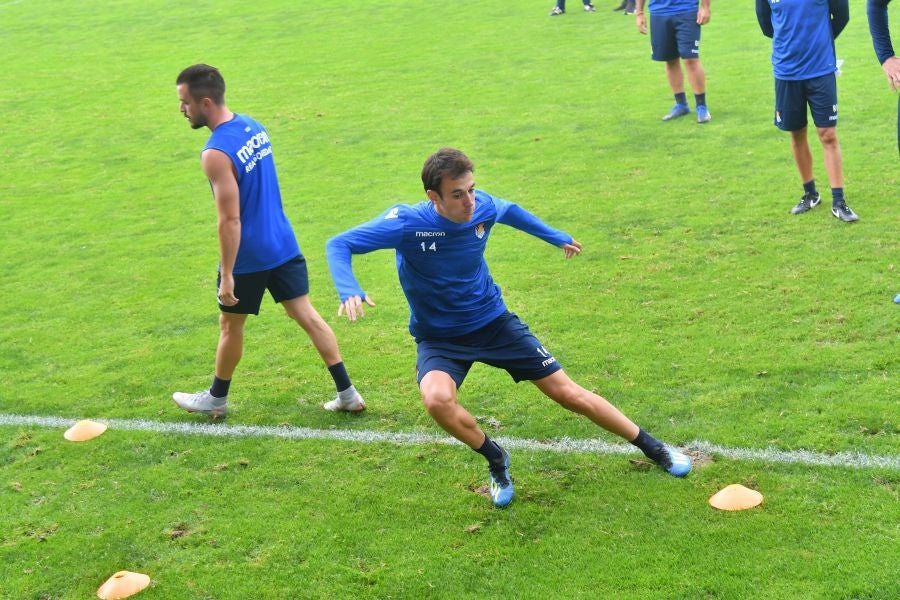 La plantilla de la Real, menos los lesionados y De La Bella, que está pendiente de solucionar su futuro, se ha entrenado en una sesión matutina en Zubieta.