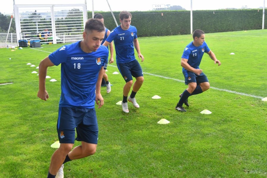 La plantilla de la Real, menos los lesionados y De La Bella, que está pendiente de solucionar su futuro, se ha entrenado en una sesión matutina en Zubieta.