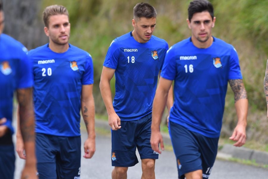 La plantilla de la Real, menos los lesionados y De La Bella, que está pendiente de solucionar su futuro, se ha entrenado en una sesión matutina en Zubieta.