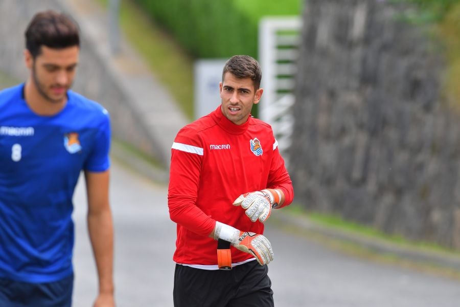 La plantilla de la Real, menos los lesionados y De La Bella, que está pendiente de solucionar su futuro, se ha entrenado en una sesión matutina en Zubieta.