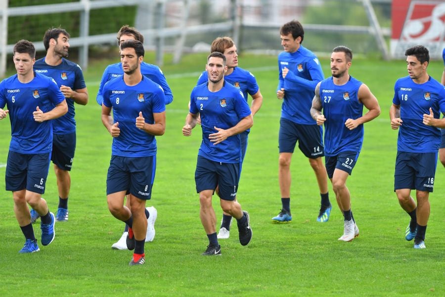 La plantilla de la Real, menos los lesionados y De La Bella, que está pendiente de solucionar su futuro, se ha entrenado en una sesión matutina en Zubieta.