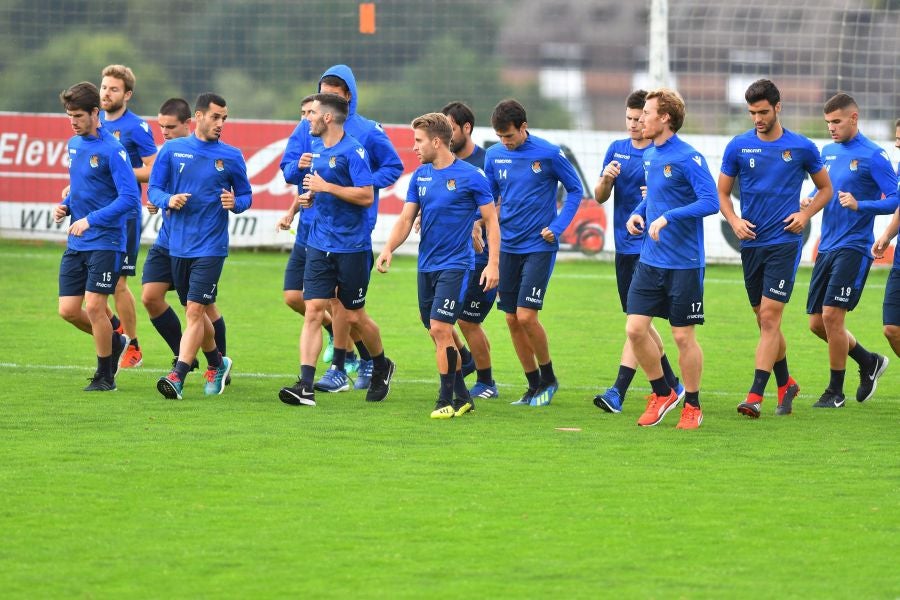 La plantilla de la Real, menos los lesionados y De La Bella, que está pendiente de solucionar su futuro, se ha entrenado en una sesión matutina en Zubieta.