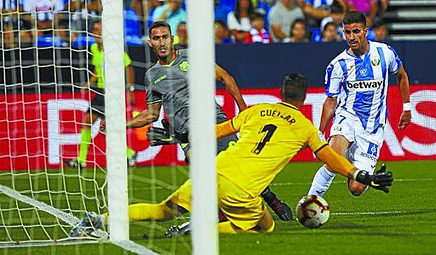 Asistente. Zaldua da el pase de la muerte a Zurutuza en la jugada del 0-1. Aún daría otro balón para el 0-2. 