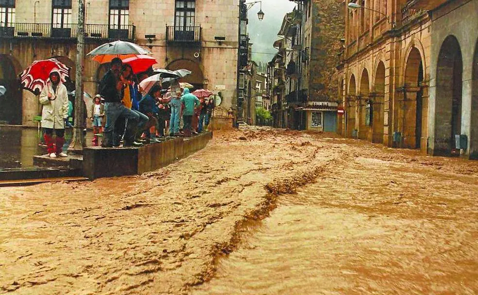 Vecinos de Azkoitia contemplan la riada de 1983 desde Plaza Nagusia. 