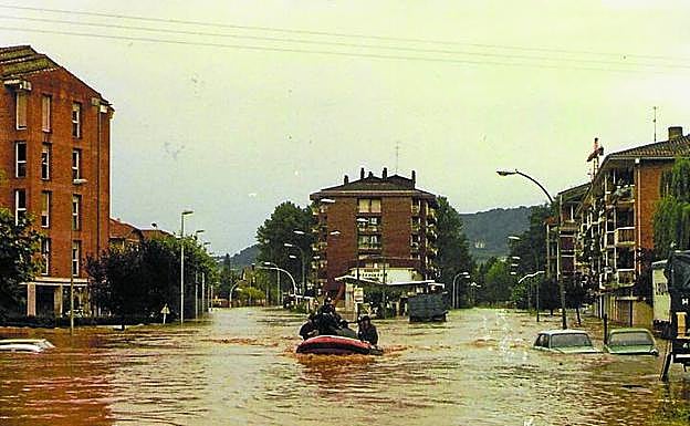 Donostia. Una lancha rescata vecinos en Martutene. 
