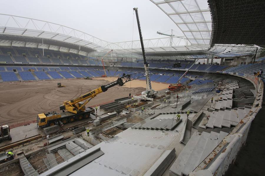 El sábado se instaló la primera plancha visible desde el exterior de uno de los elementos más espectaculares del nuevo Anoeta, la cubierta de EFTE que caracterizará al estadio, especialmente de noche cuando se iluminará de azul y le dará una imagen espectacular. 