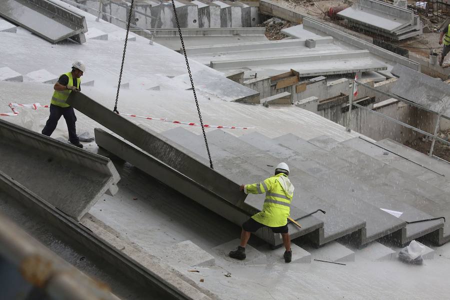 El sábado se instaló la primera plancha visible desde el exterior de uno de los elementos más espectaculares del nuevo Anoeta, la cubierta de EFTE que caracterizará al estadio, especialmente de noche cuando se iluminará de azul y le dará una imagen espectacular. 