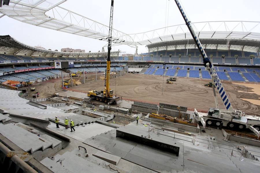 El sábado se instaló la primera plancha visible desde el exterior de uno de los elementos más espectaculares del nuevo Anoeta, la cubierta de EFTE que caracterizará al estadio, especialmente de noche cuando se iluminará de azul y le dará una imagen espectacular. 