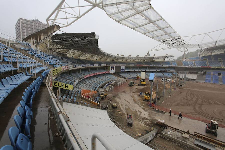 El sábado se instaló la primera plancha visible desde el exterior de uno de los elementos más espectaculares del nuevo Anoeta, la cubierta de EFTE que caracterizará al estadio, especialmente de noche cuando se iluminará de azul y le dará una imagen espectacular. 